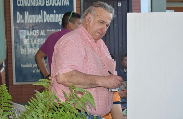 González Daher vota sin hablar de escándalo
