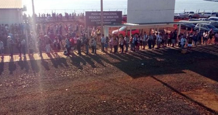 Miles de argentinos intentan cruzar a Encarnación