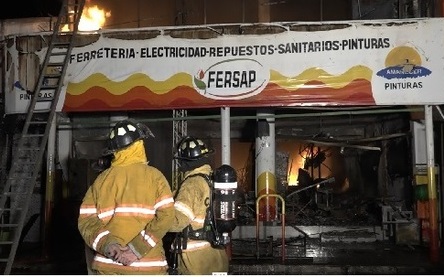 Fuego consume local comercial en Mercado de San Lorenzo