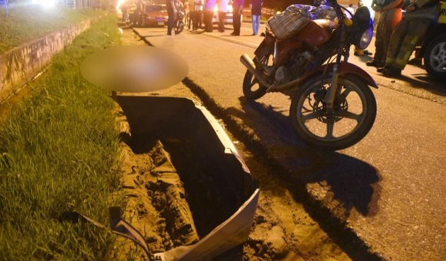 Acostados sobre motos: Muerte en carrera clandestina