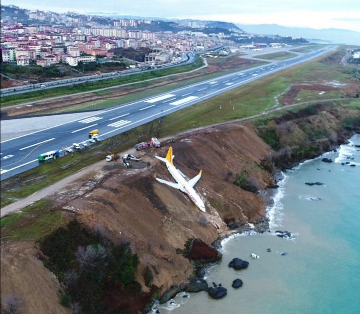 Avión turco con 162 pasajeros cae por un acantilado