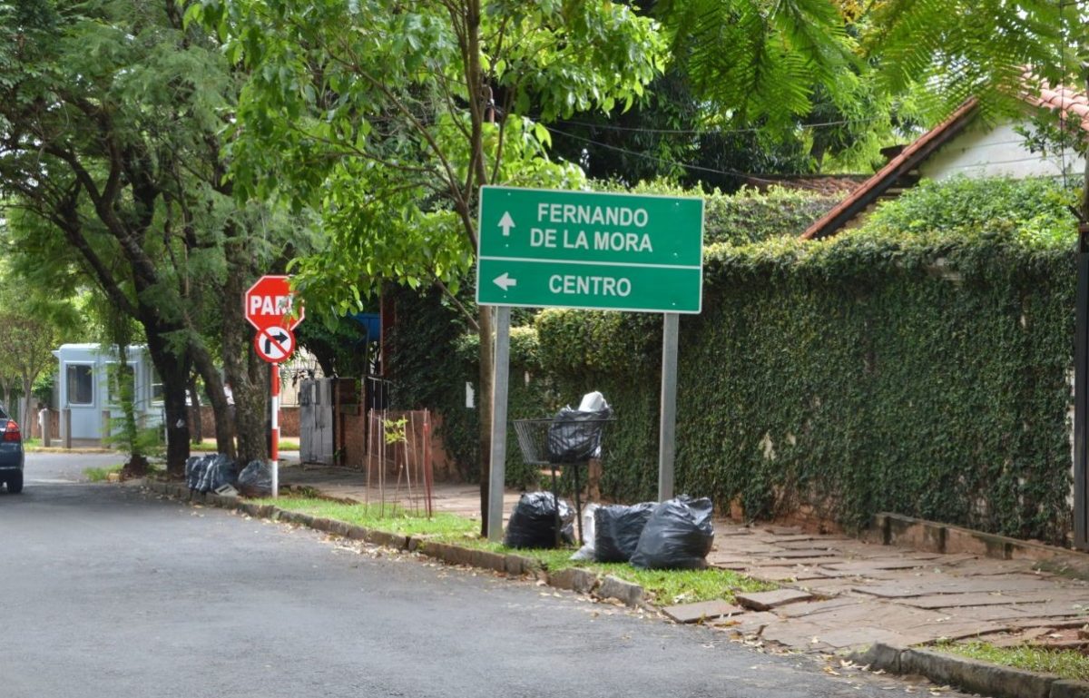 El colmo: Municipalidad ocupa vereda con un cartel