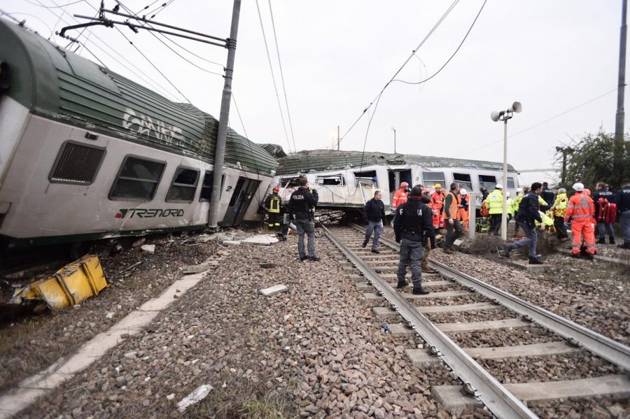 Cuatro muertos en descarrilamiento de tren