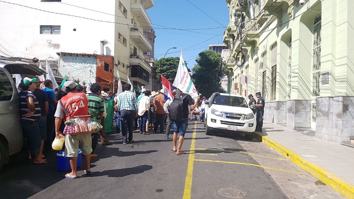 Campesinos y camioneros conversan para sitiar Asunción