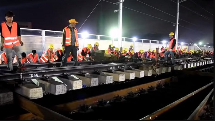 Chinos construyen una estación de tren en 9 horas