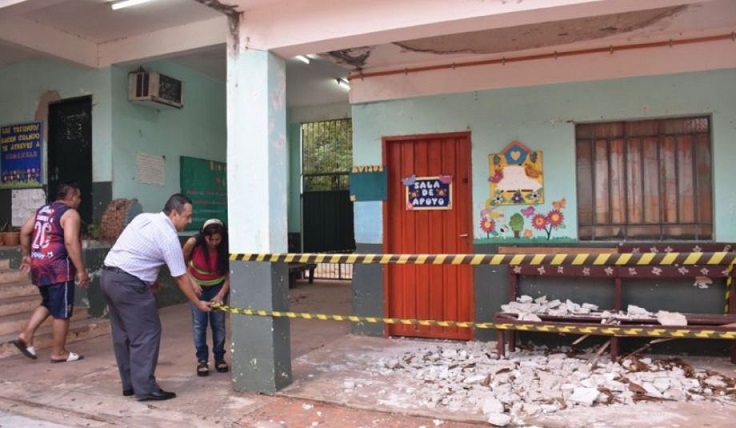 Lambaré: Cae parte de un techo de una escuela
