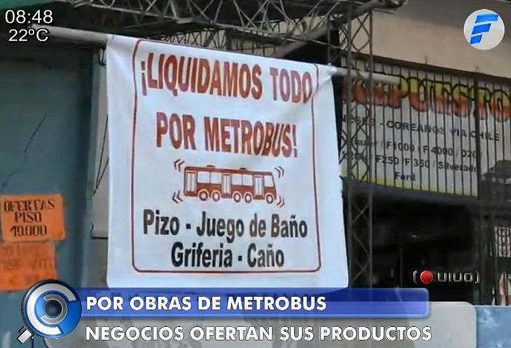 Comerciantes liquidan sus productos en zona de obras del Metrobús