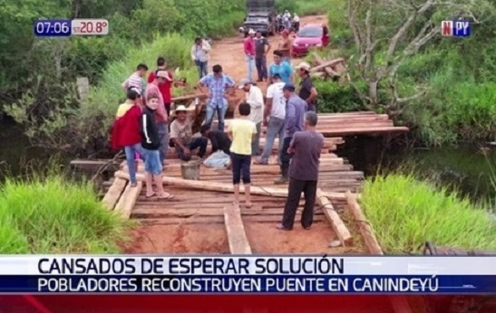 Ante inoperancia del MOPC pobladores reconstruyen puente en Canindeyú