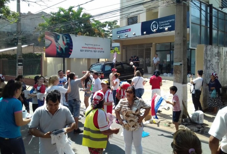 Frentistas de San Lorenzo se manifiestan en contra del estacionamiento tarifado
