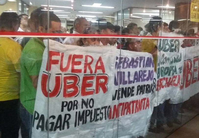 ¡Fuera Uber!, reclaman taxistas