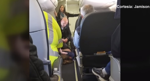 Mujer trató de abrir puerta de emergencia en pleno vuelo