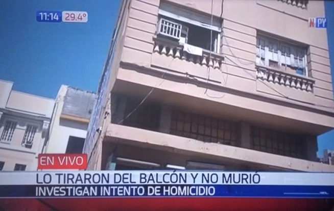 Hombre fue lanzado de un balcón, desnudo y maniatado