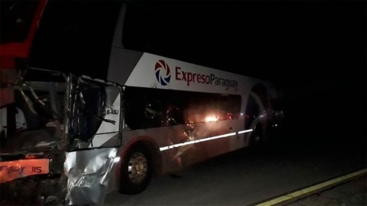 Bus paraguayo protagoniza accidente fatal en Argentina