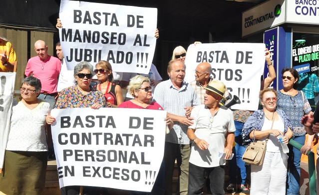 Jubilados se manifiestan y exigen salida de autoridades de la Caja Bancaria