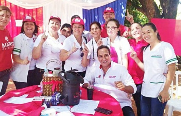 Enfermeras participan uniformadas de acto político colorado