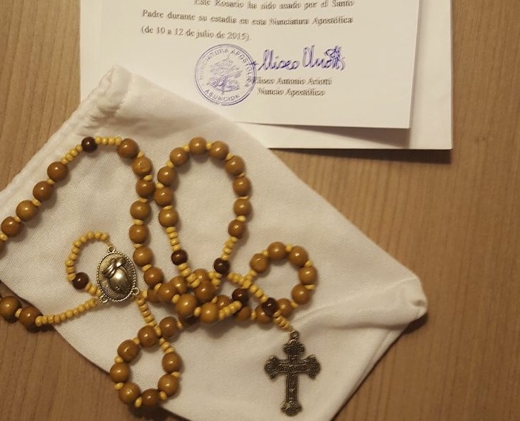 Papa Francisco envía su rosario para imagen de Chiquitunga