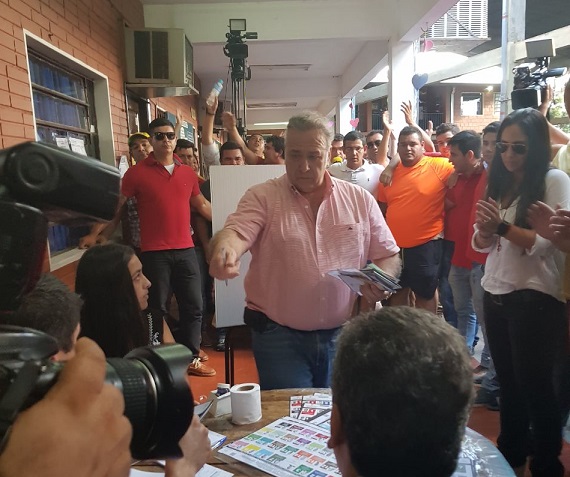 Cánticos y agresiones a periodistas en votación de González Daher