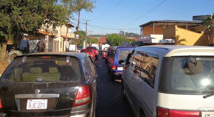 Horas y horas de espera ante colapso de calles alternativas en San Lorenzo