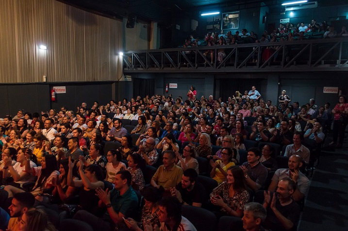 Con salas llenas, el Teatro Latino vuelve a albergar funciones
