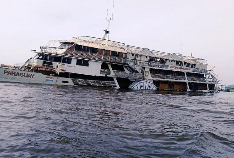 Crucero Paraguay hace agua y se hunde de a poco
