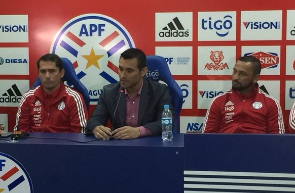 Con lágrimas en los ojos, Villar anunció su retiro de la Albirroja