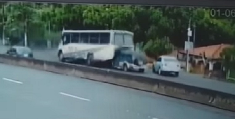 Insólito: Bus en reversa dejó heridos al arrasar con autos