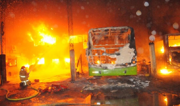 Incendio consume buses y oficinas de la Línea 56