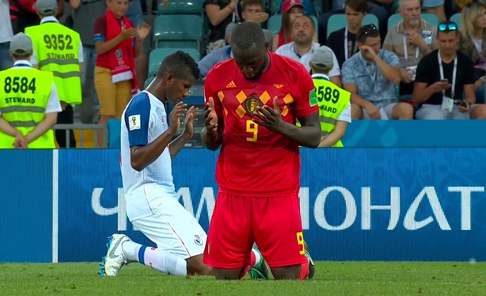 La foto viral de Rusia: Dos futbolistas orando luego de un partido