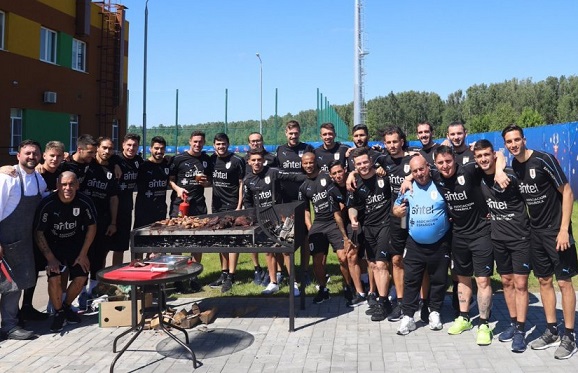 Selección uruguaya celebra en Rusia con carne paraguaya