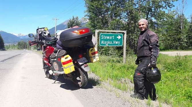 Paraguayo cumple su sueño al llegar a Alaska en motocicleta