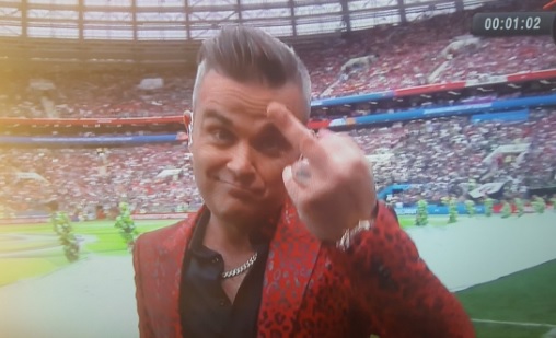 Revelan motivos del polémico gesto de Robbie Williams en la apertura del Mundial