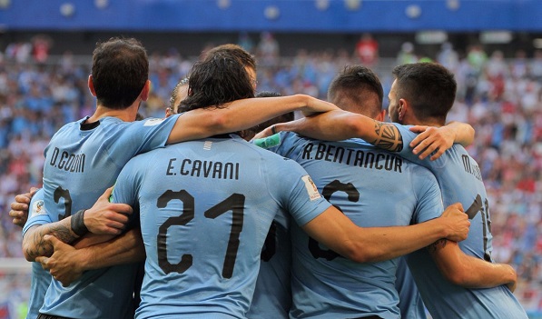 Uruguay golea a Rusia y clasifica como primero
