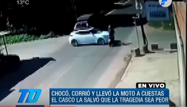 Video retrata cómo un vehículo embiste a motociclista y se da a la fuga