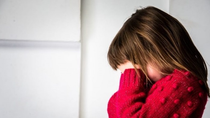 Condenan a padres por abusar de su hija