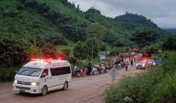 Rescatan a los primeros seis niños de la cueva en Tailandia
