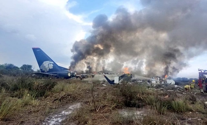Avión se estrella con más de 100 personas en México