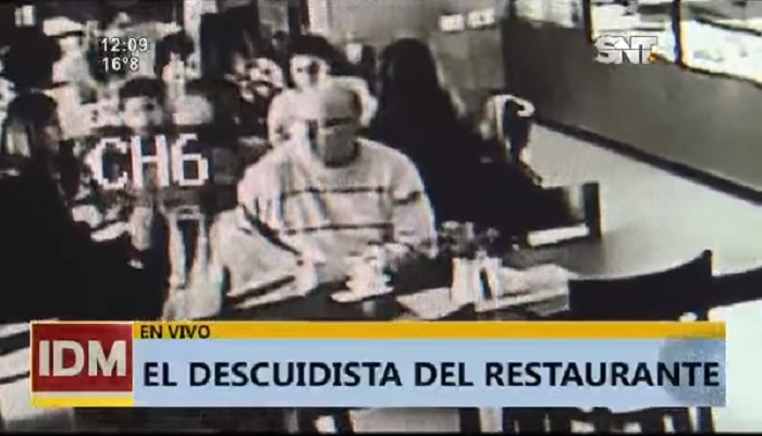 Descuidista es captado robando en un restaurante