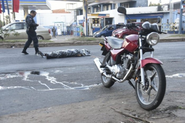 Joven motociclista muere en extrañas circunstancias