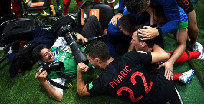 Jugadores croatas celebran gol con fotógrafo latinoamericano