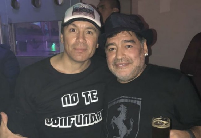 Maradona mostró dotes de bailarín en concierto de Damas Gratis