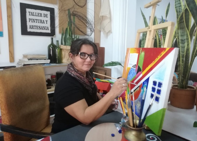 Madre, abuela y emprendedora pinta cuadros al estilo del ruso Kandinsky