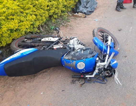 Dos hombres mueren en choque entre motocicletas