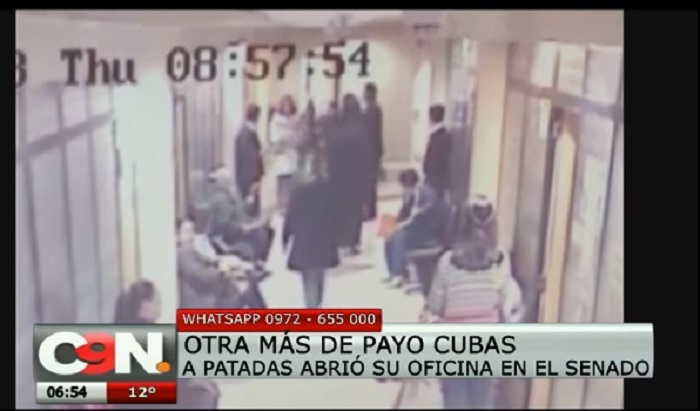 A patadas, Payo Cubas abrió la puerta de su oficina en el Congreso