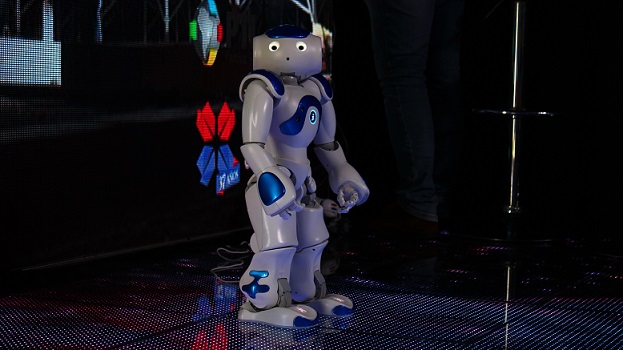 Robots, atractivo que cautiva a los niños en la expo