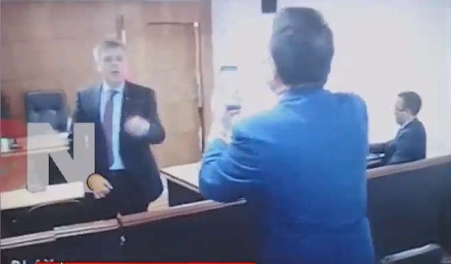 Video muestra cruce de golpes entre abogados