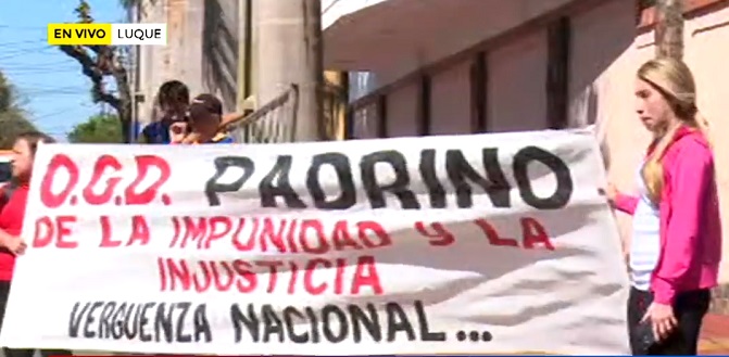 Manifestantes escrachan a González Daher durante allanamiento