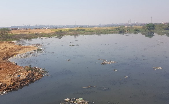 El Mburicaó vierte un líquido nauseabundo al río Paraguay