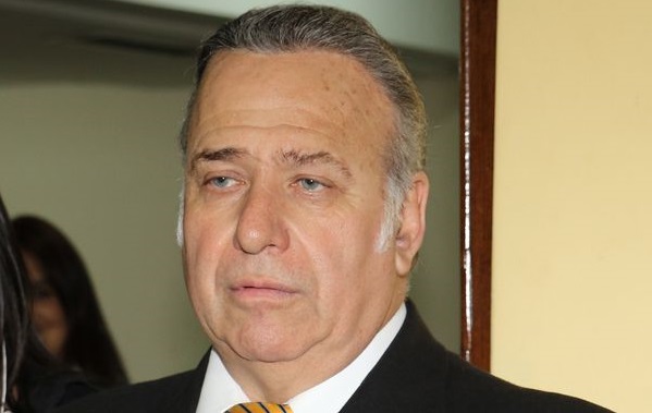 Senado acepta renuncia de González Daher