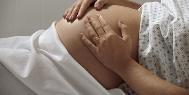 Madre muere al dar a luz por falta de anestesia y ambulancia, denuncian