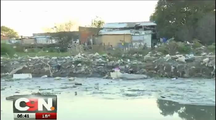 Imágenes retratan contaminación del arroyo Mburicaó